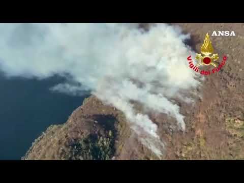 Incendio nel Varesotto, le immagini dall’elicottero dei Vigili del fuoco