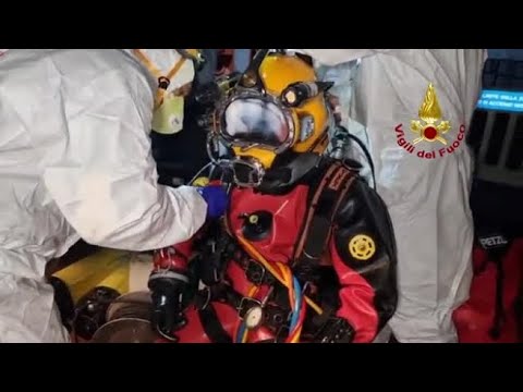 Prima immersione nella centrale di Bargi, sul lago di Suviana: Davide Basile entra in acqua