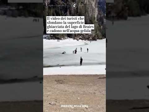 Il video dei turisti che sfondano la superficie ghiacciata del lago di Braies e cadono in acqua
