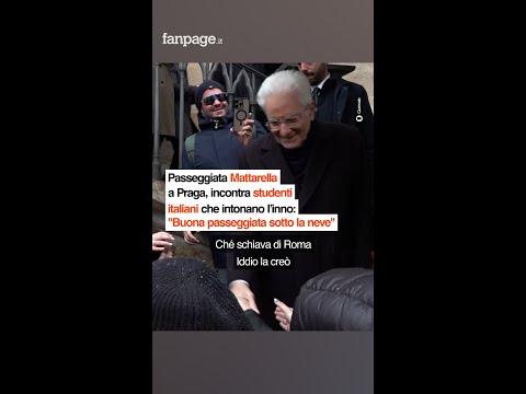Passeggiata Mattarella a Praga, studenti italiani intonano l’inno: “Buona passeggiata sotto la neve”