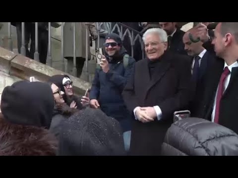 Mattarella acclamato da studenti italiani a Praga: cantano in coro «Fratelli d’Italia»