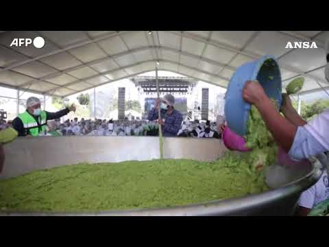 Maxi guacamole per sfidare il Guinness World Record a Tancitaro, in Messico