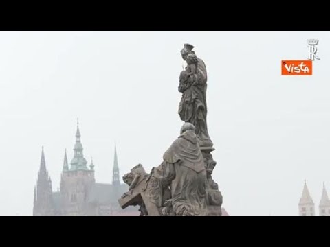 Passeggiata sotto la neve per Mattarella sul Ponte Carlo di Praga