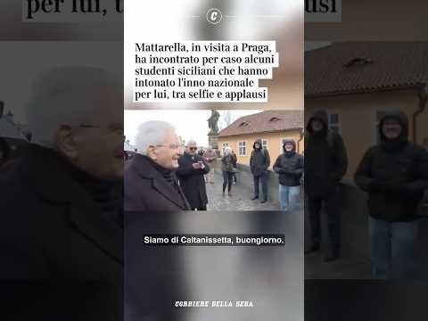 Mattarella a Praga incontra per caso alcuni studenti siciliani che intonano per lui l’inno nazionale