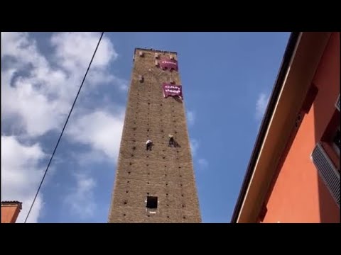 Bologna, scala una torre medievale di 60 metri e con 800 anni di storia alle spalle