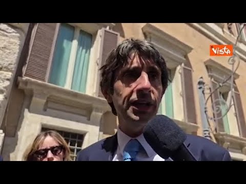 «Siete degli str..i», intervista a Donzelli interrotta da un contestatore fuori Montecitorio