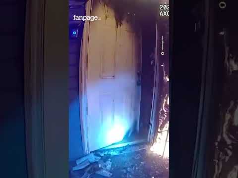 Poliziotto entra in una casa in fiamme e salva due bambini e la loro madre: le immagini dalla bodyca