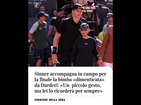 Sinner accompagna in campo la bimba “dimenticata” da Darderi