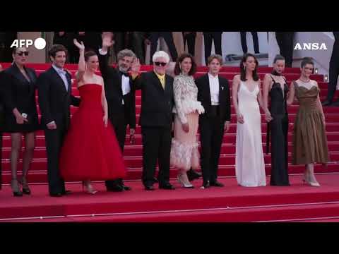 Cannes, Almodovar sul red carpet con il cast del suo “Amarga Navidad”