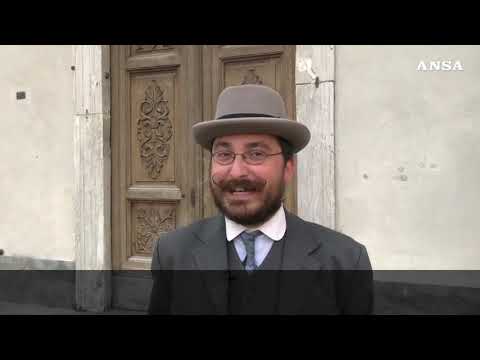 Baffi, panciotto e tabarro: Ivan Mecca, il professore della Belle e’poque