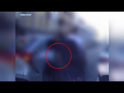 Milano, strappa l’orologio da 100 mila euro a un turista: la dashcam del taxi riprende tutto