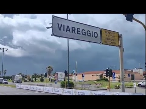 Viareggio e Massa in festa per il Giro d’Italia: in migliaia accolgono i ciclisti