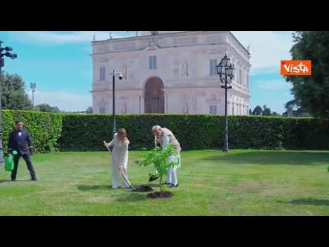 Meloni e il Primo ministro Modi piantano un albero a Villa Pamphilj