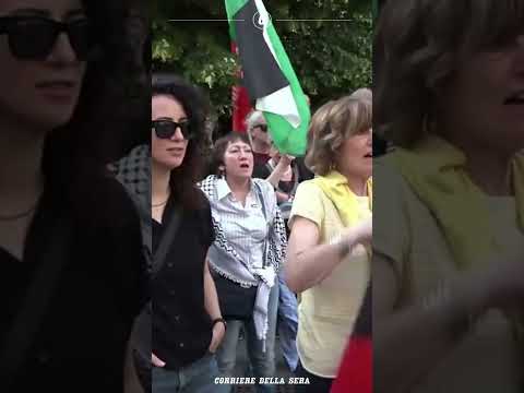 Milano, flash mob per la Palestina: legati e inginocchiati come i membri della Flotilla