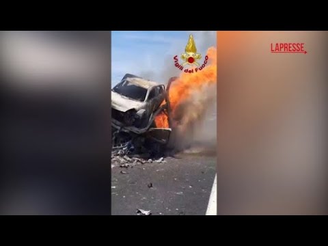 Scontro fra tir sulla A21, si incendia una bisarca: muore un camionista