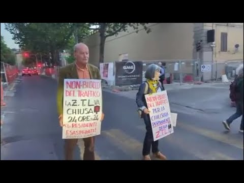 Firenze, la protesta dei residenti con «non blocchi» e multe finte per avere la Ztl h24