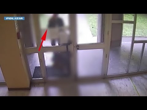 Rho, così segue l’anziana nel portone di casa e la rapina