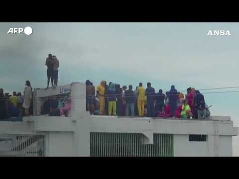 Venezuela, detenuti denunciano torture e prendono il controllo di una prigione