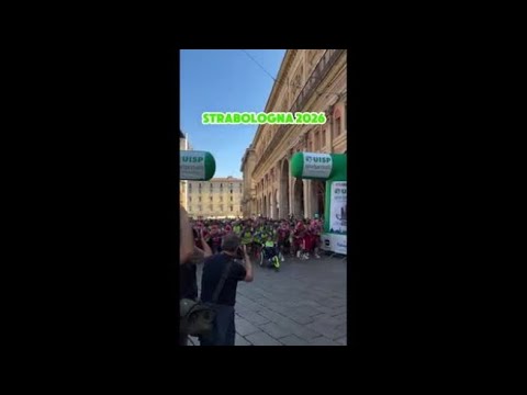 StraBologna 2026, il video della partenza da piazza Maggiore: l’onda verde e viola dei 22mila par…