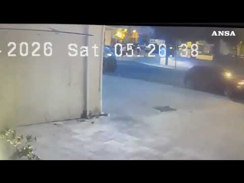 Omicidio a Taranto, in video il passaggio di un’ambulanza durante l’aggressione