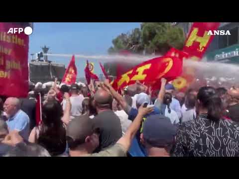 Turchia, tensioni ad una manifestazione dell’opposizione a Smirne