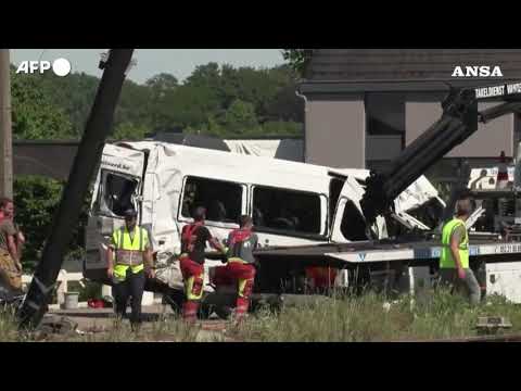 Belgio, incidente fra uno scuolabus e un treno: quattro morti