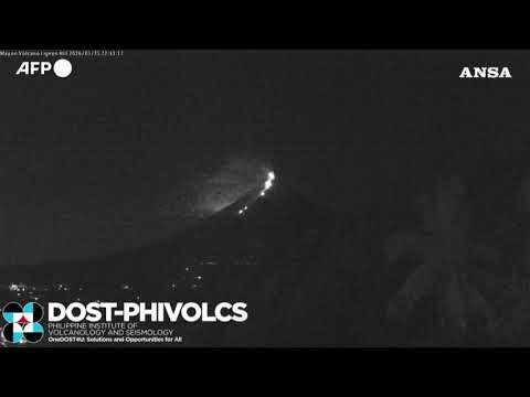 Filippine, la lava e la meteora: spettacolo sul Mayon