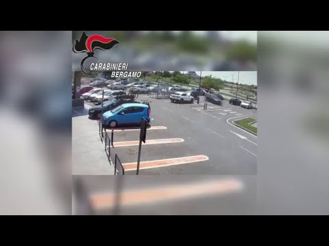 Carvico, uomo ferito da una fiocina: il video dell’aggressione nel parcheggio del supermercato