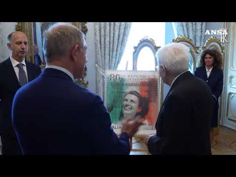 80 anni della Repubblica, presentato a Mattarella il francobollo commemorativo