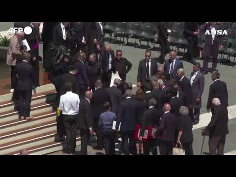 Il Papa conforta un partecipante all’udienza generale colto da malore