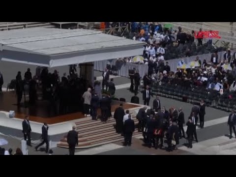 Sviene per caldo durante udienza in Vaticano, Papa accorre in suo aiuto
