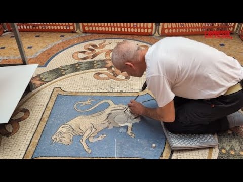 A Milano inizia il restauro del toro della Galleria Vittorio Emanuele II, consumato dai turisti