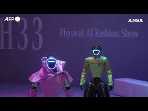 Abiti firmati e passo deciso: in passerella a Seul sfilano anche robot umanoidi
