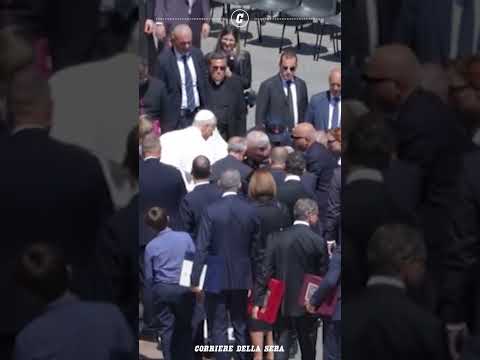 Sviene per il caldo durante un’udienza in Vaticano e Papa Leone accorre in suo aiuto