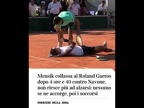 Mensik collassa a terra al Roland Garros dopo 4 ore e 40 contro Navone e non riesce più a rialzarsi