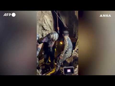 Laos, sesta persona estratta viva dalla grotta: ancora un disperso