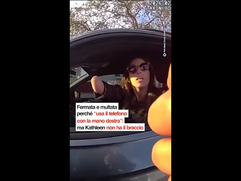 Fermata e multata negli USA perché “usa il telefono con la mano destra”: ma lei non ha il braccio.