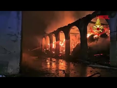 I vigili del fuoco spengono le fiamme nella cascina colpita dal fulmine