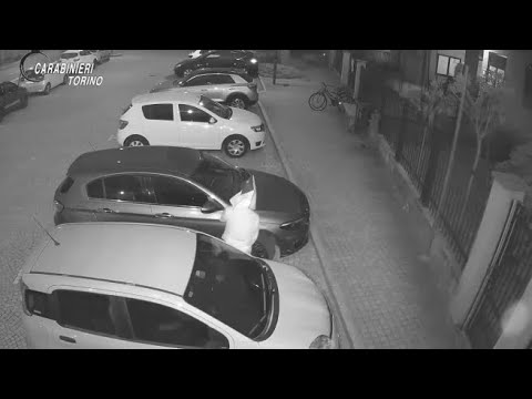 San Raffaele Cimena, anziano incappucciato danneggia le auto in sosta