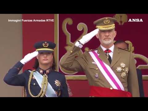 Spagna, alla festa delle Forze armate la bandiera cade davanti al re