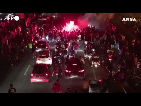 Champions League, i tifosi invadono le strade di Parigi dopo la vittoria del PSG