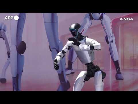 Show danzante dei robot umanoidi della Unitree Robotics a Shanghai