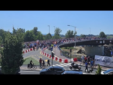 Firenze, folla per l’inaugurazione del nuovo ponte Nencioni: il video