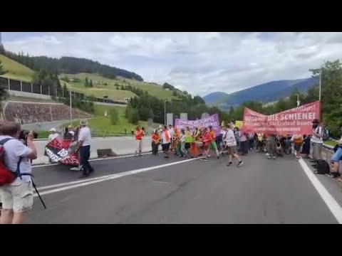 Blocco del Brennero, i manifestanti iniziano la sfilata in A13: la banda musicale guida il corteo