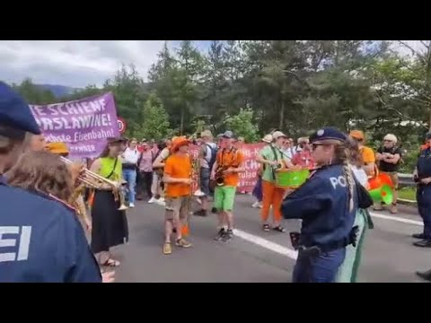 I musicisti suonano durante la manifestazione in A13