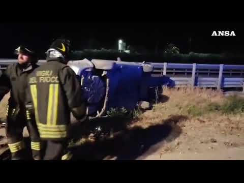 Tragica fuga dal posto di blocco, l’auto ribaltata oltre il guard-rail