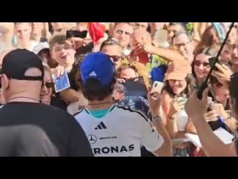 Kimi Antonelli, bagno di folla in Romagna: tifosi a caccia di un selfie e un autografo