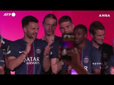 Champions League, i giocatori del Psg all’Eliseo con la Coppa