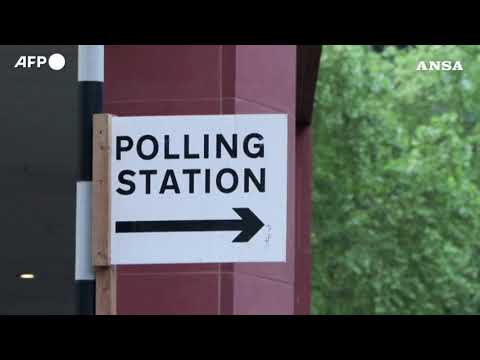 Aperti i seggi per le elezioni locali nel Regno Unito: la visita di Keir Starmer