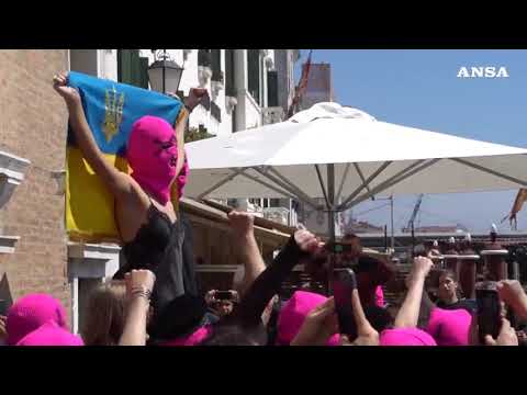 Corteo di 200 Pussy Riot davanti alla Biennale di Venezia